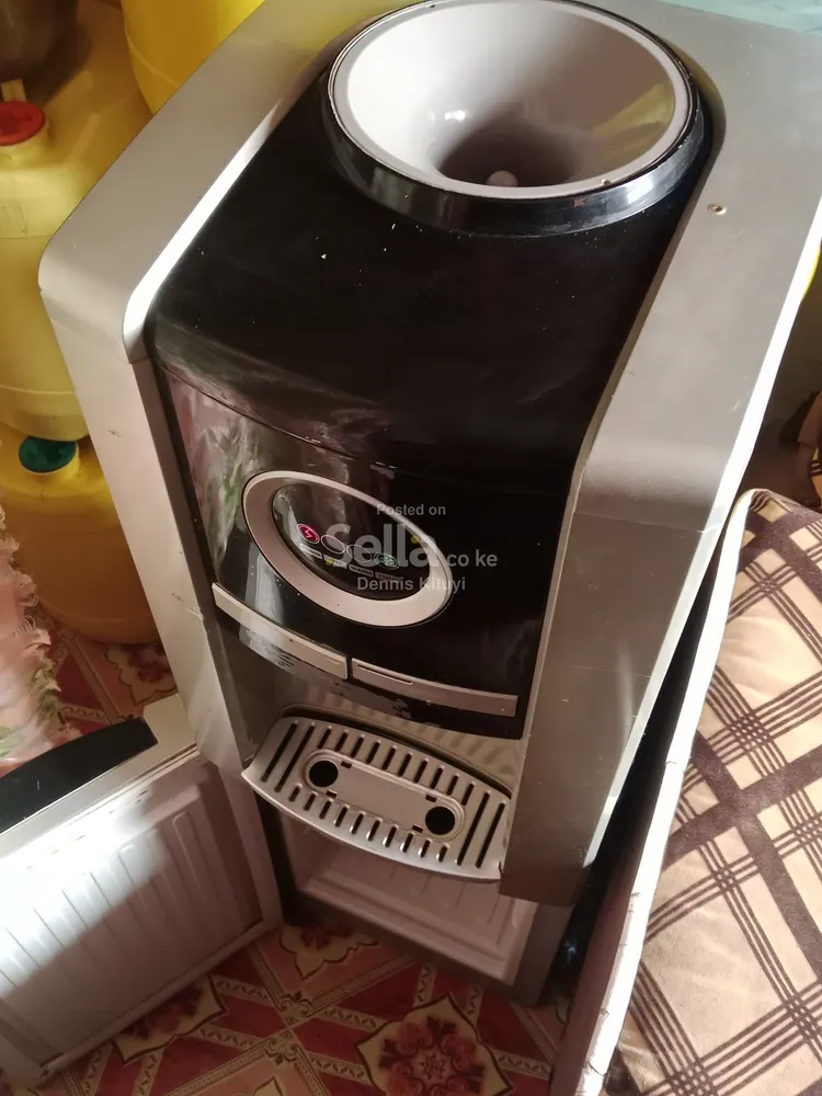 Water dispenser hot and gold 